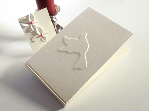 Libro de firmas con paloma en relieve 5. MardePapel.